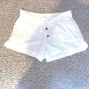 White pocketed shorts , 🏝️ Beach wear, large. Like new.